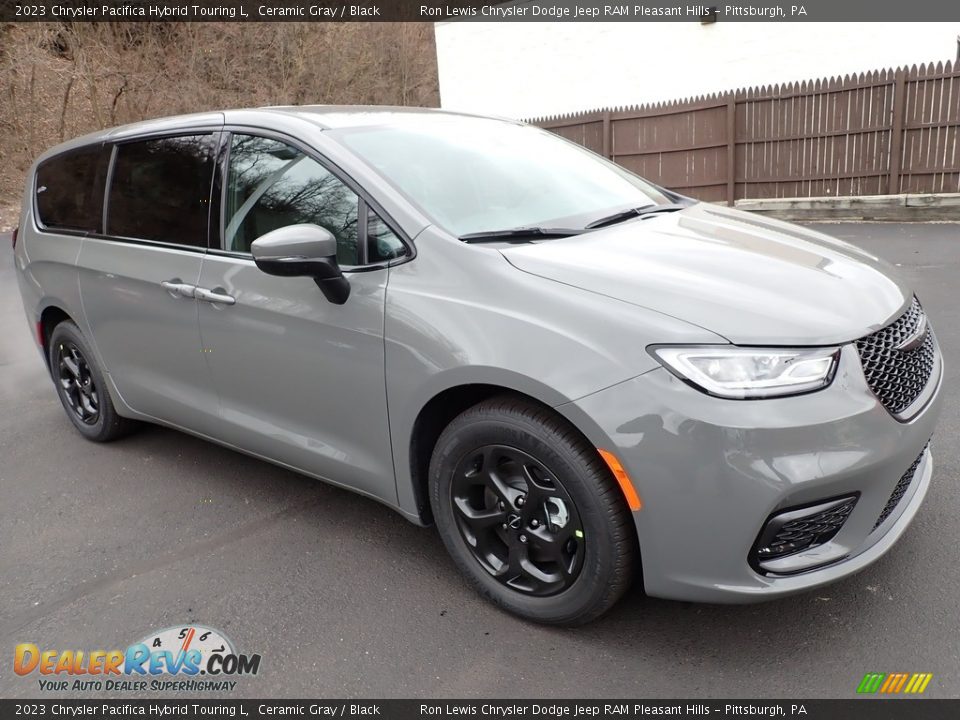 Front 3/4 View of 2023 Chrysler Pacifica Hybrid Touring L Photo #8
