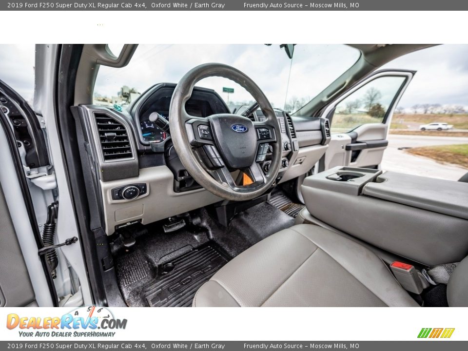 2019 Ford F250 Super Duty XL Regular Cab 4x4 Oxford White / Earth Gray Photo #19