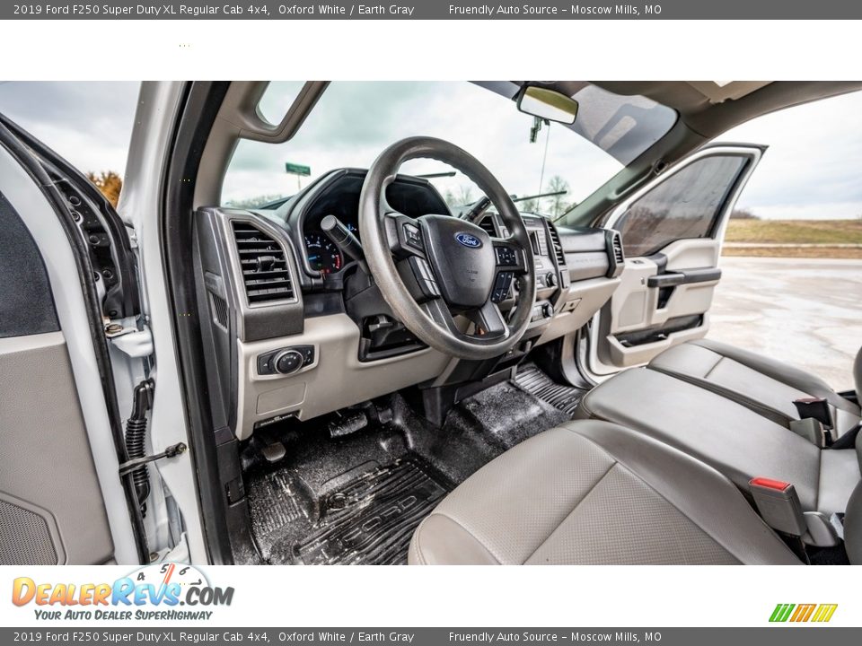 2019 Ford F250 Super Duty XL Regular Cab 4x4 Oxford White / Earth Gray Photo #19