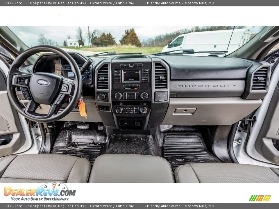 2019 Ford F250 Super Duty XL Regular Cab 4x4 Oxford White / Earth Gray Photo #24