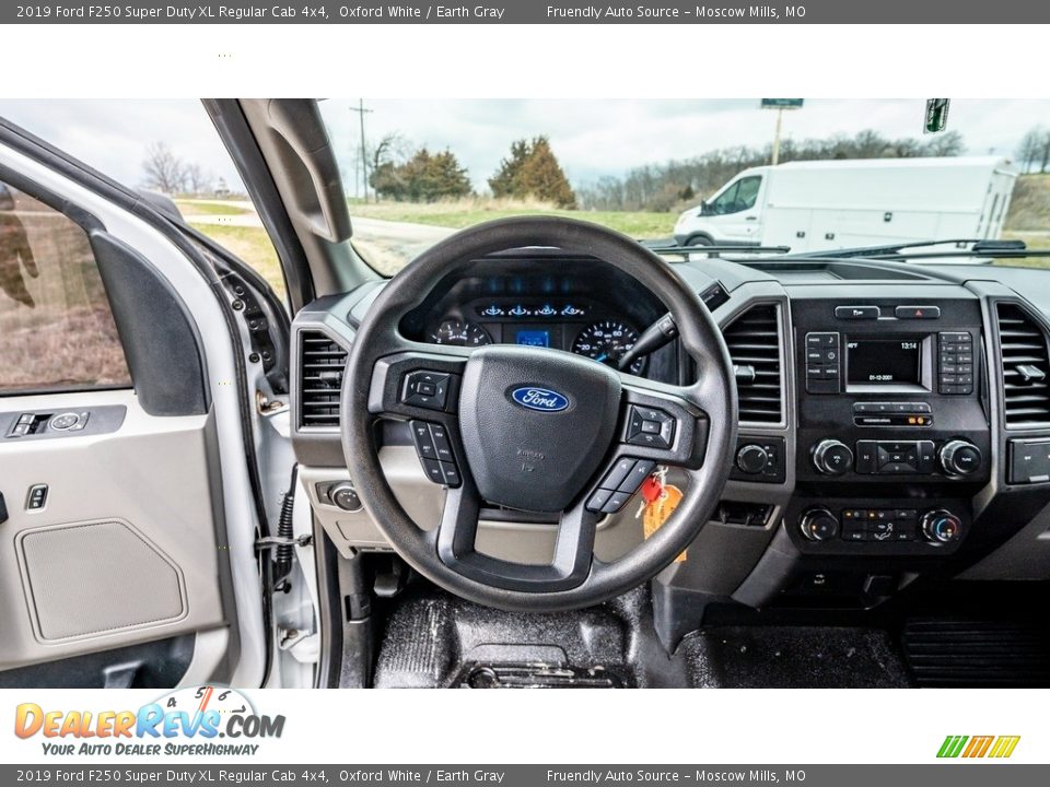 2019 Ford F250 Super Duty XL Regular Cab 4x4 Oxford White / Earth Gray Photo #25