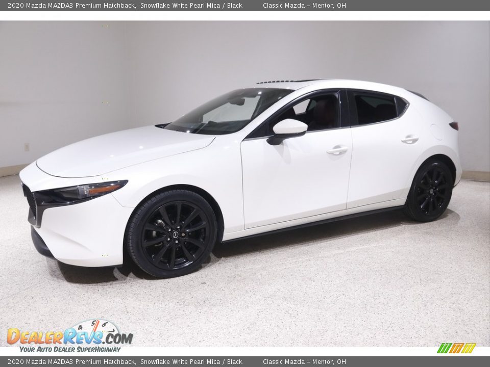 Front 3/4 View of 2020 Mazda MAZDA3 Premium Hatchback Photo #3