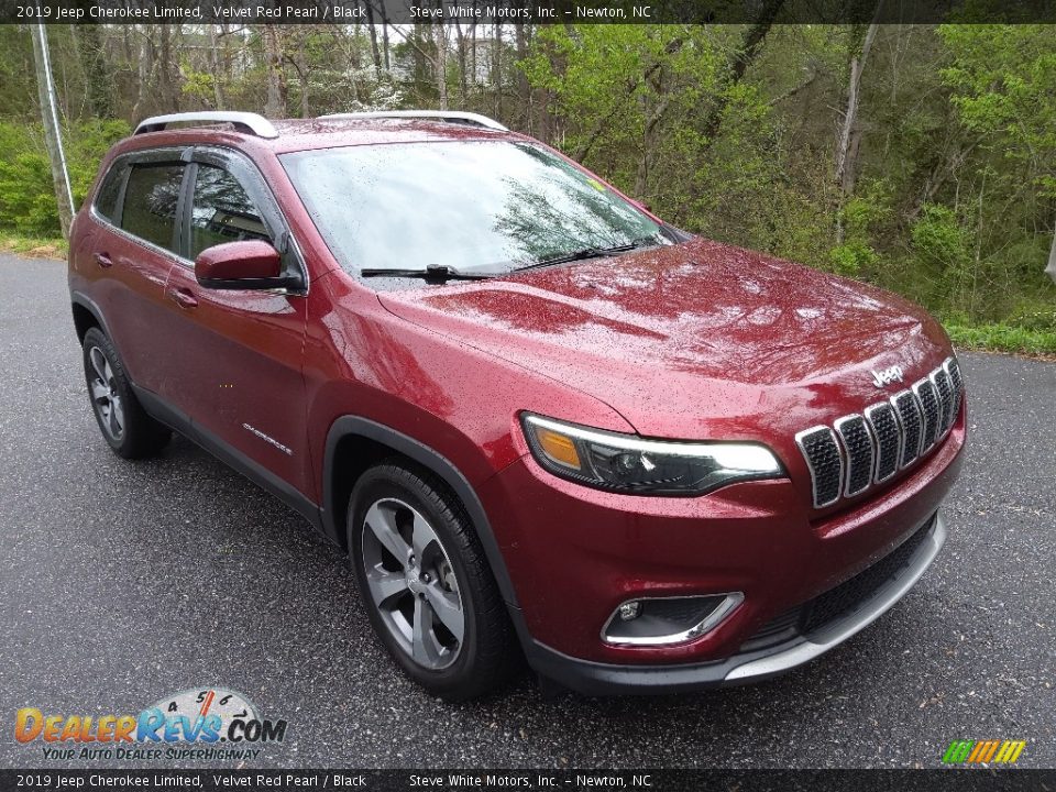 Front 3/4 View of 2019 Jeep Cherokee Limited Photo #4