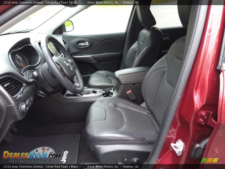 Front Seat of 2019 Jeep Cherokee Limited Photo #10