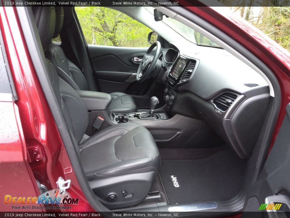 Front Seat of 2019 Jeep Cherokee Limited Photo #17