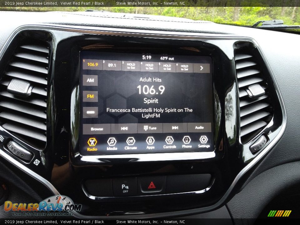 Controls of 2019 Jeep Cherokee Limited Photo #23