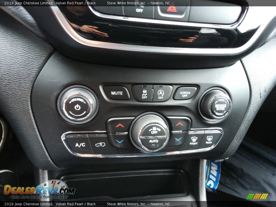 Controls of 2019 Jeep Cherokee Limited Photo #26