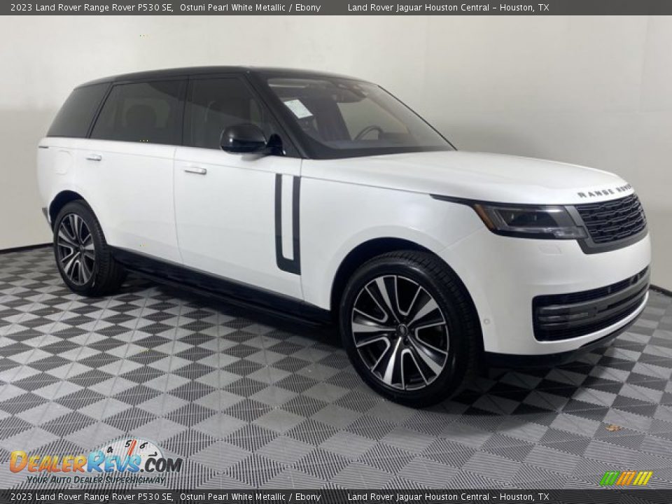 Front 3/4 View of 2023 Land Rover Range Rover P530 SE Photo #12