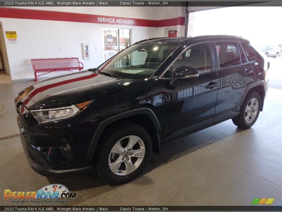 Front 3/4 View of 2020 Toyota RAV4 XLE AWD Photo #1