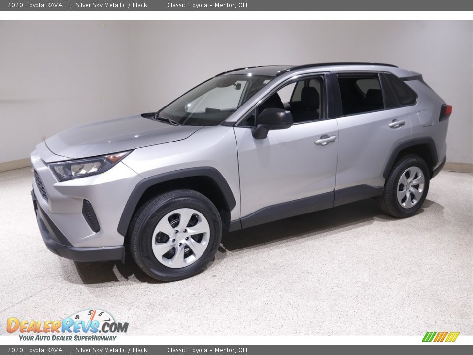 Front 3/4 View of 2020 Toyota RAV4 LE Photo #3