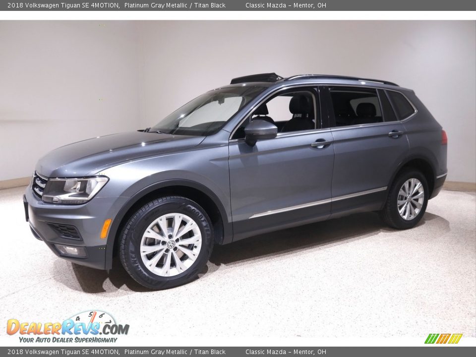 Front 3/4 View of 2018 Volkswagen Tiguan SE 4MOTION Photo #3