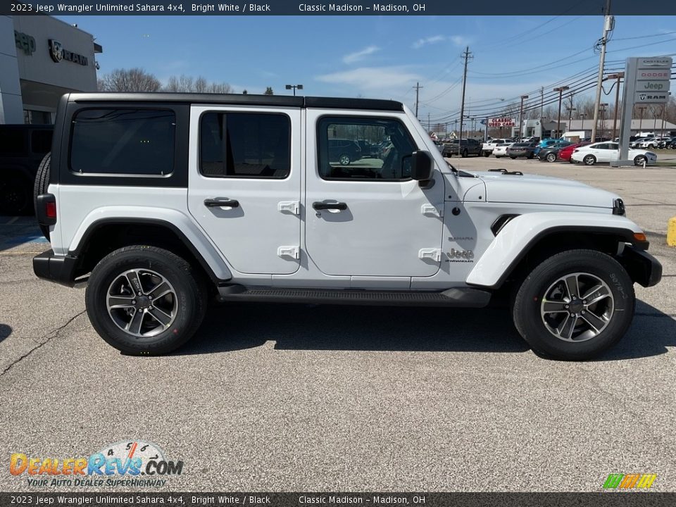 2023 Jeep Wrangler Unlimited Sahara 4x4 Bright White / Black Photo #9