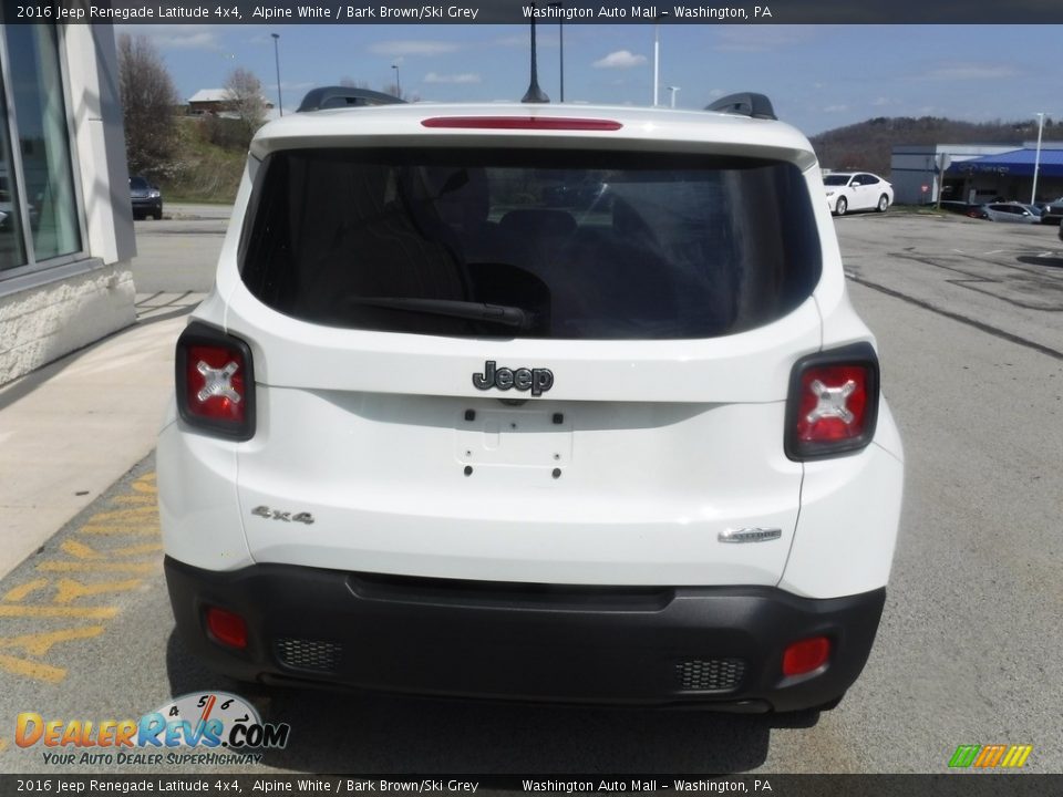 2016 Jeep Renegade Latitude 4x4 Alpine White / Bark Brown/Ski Grey Photo #8