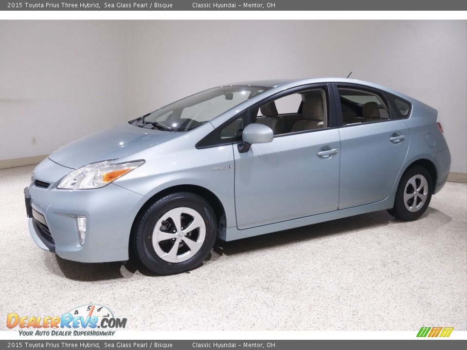 Front 3/4 View of 2015 Toyota Prius Three Hybrid Photo #3