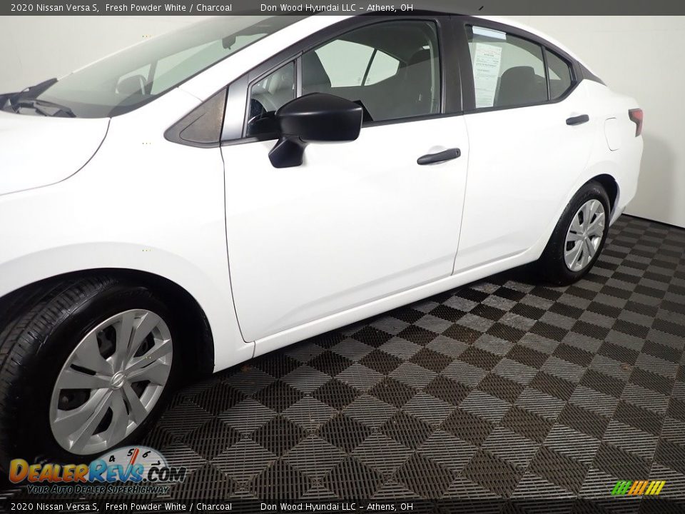 2020 Nissan Versa S Fresh Powder White / Charcoal Photo #10