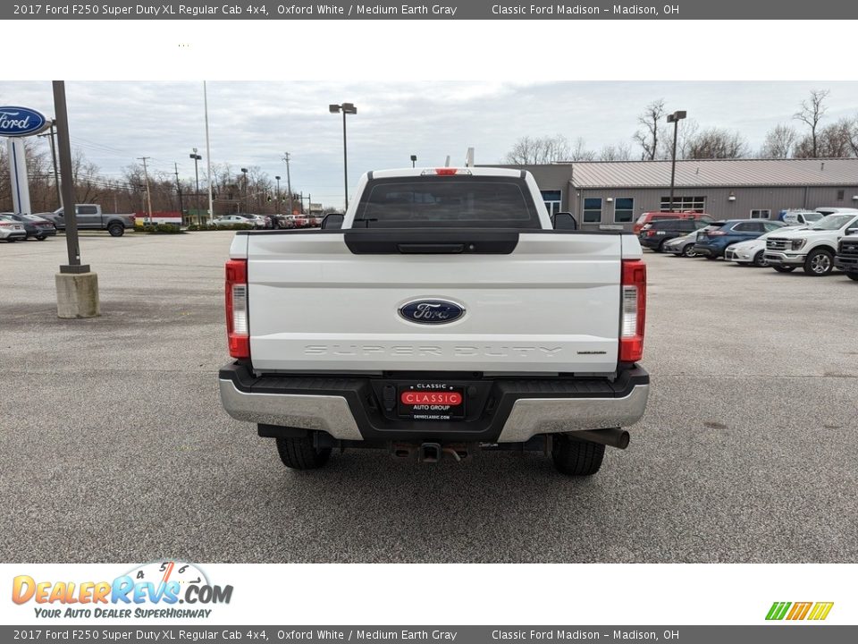 2017 Ford F250 Super Duty XL Regular Cab 4x4 Oxford White / Medium Earth Gray Photo #4