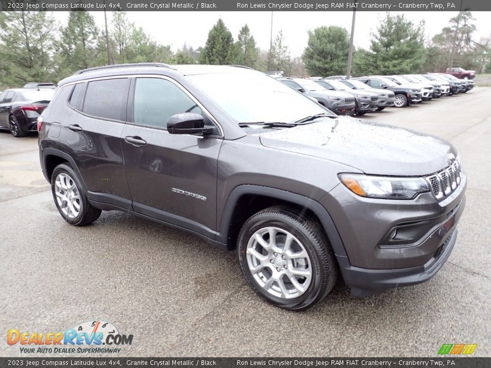 Front 3/4 View of 2023 Jeep Compass Latitude Lux 4x4 Photo #7