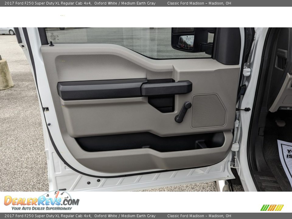 2017 Ford F250 Super Duty XL Regular Cab 4x4 Oxford White / Medium Earth Gray Photo #9