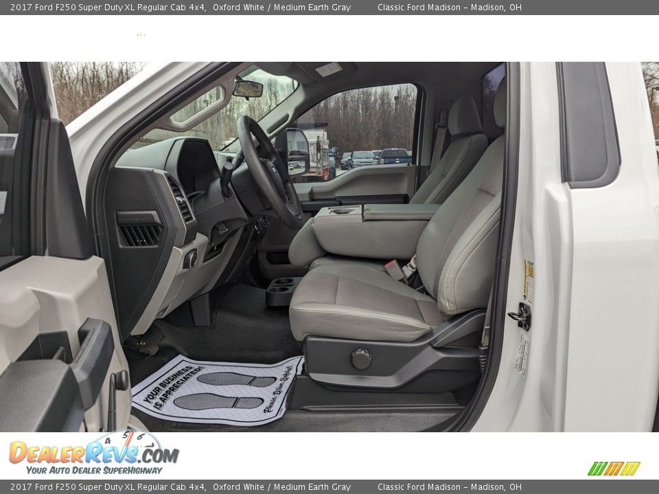 2017 Ford F250 Super Duty XL Regular Cab 4x4 Oxford White / Medium Earth Gray Photo #10