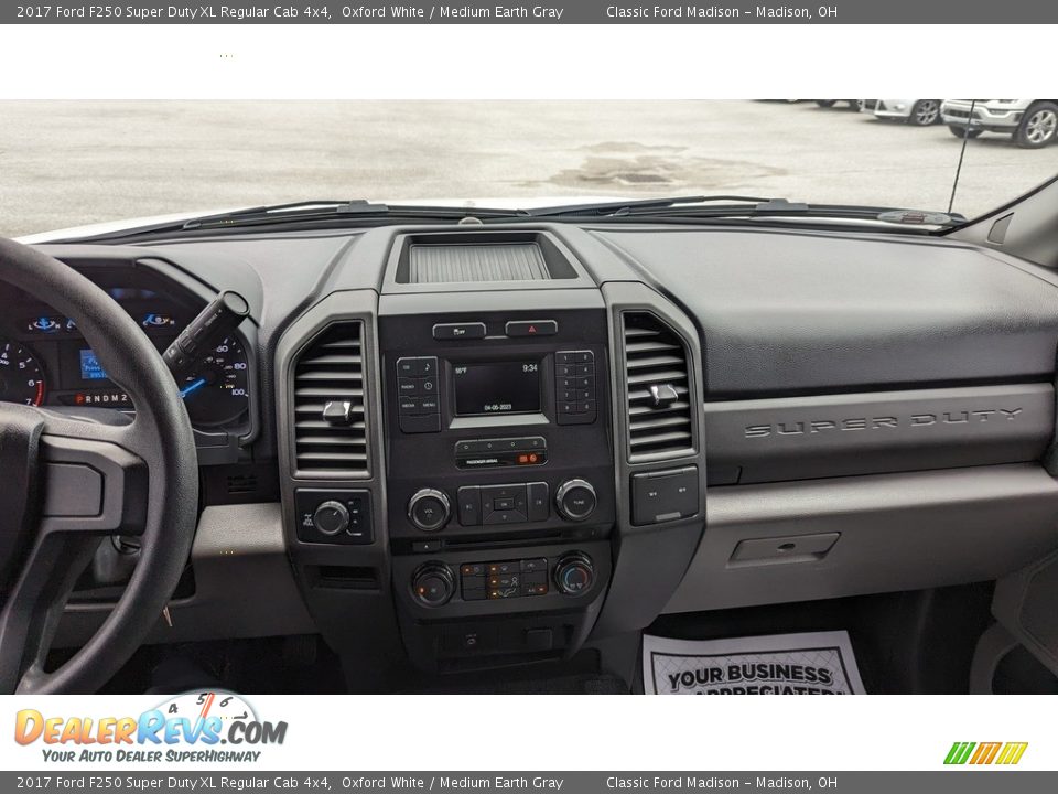2017 Ford F250 Super Duty XL Regular Cab 4x4 Oxford White / Medium Earth Gray Photo #12