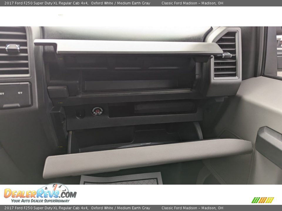 2017 Ford F250 Super Duty XL Regular Cab 4x4 Oxford White / Medium Earth Gray Photo #14