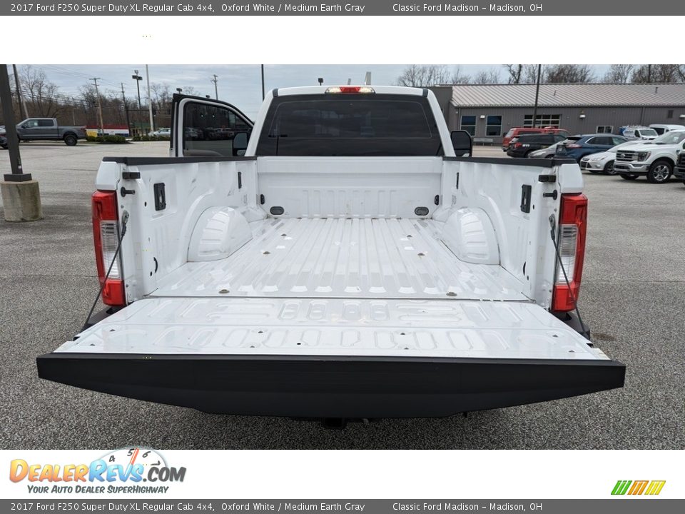 2017 Ford F250 Super Duty XL Regular Cab 4x4 Oxford White / Medium Earth Gray Photo #15