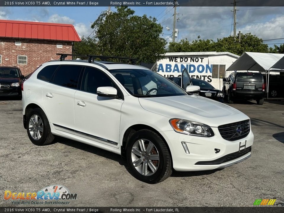 Front 3/4 View of 2016 Volvo XC60 T5 AWD Photo #2