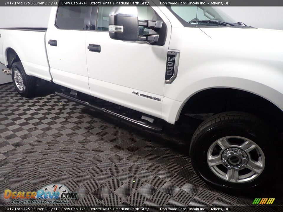 2017 Ford F250 Super Duty XLT Crew Cab 4x4 Oxford White / Medium Earth Gray Photo #4