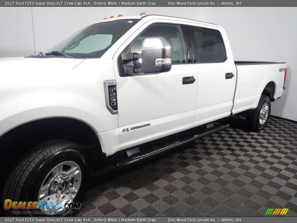 2017 Ford F250 Super Duty XLT Crew Cab 4x4 Oxford White / Medium Earth Gray Photo #10