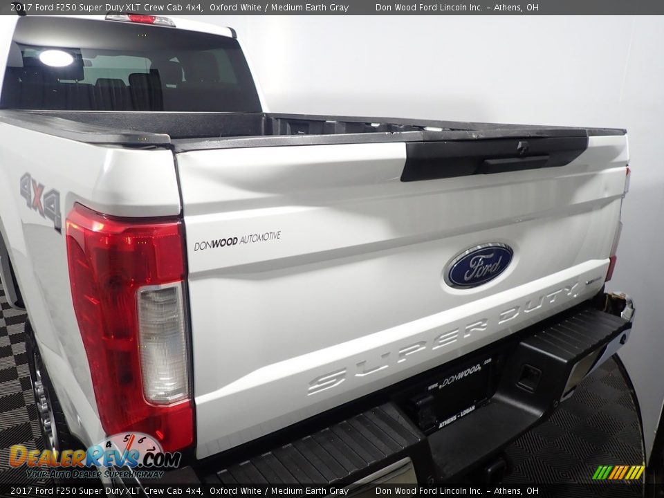 2017 Ford F250 Super Duty XLT Crew Cab 4x4 Oxford White / Medium Earth Gray Photo #12