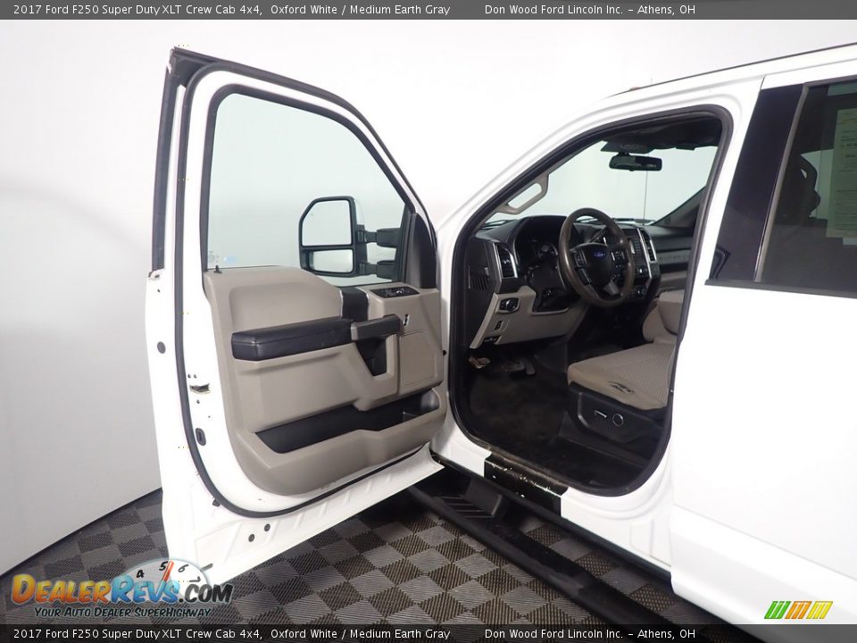 2017 Ford F250 Super Duty XLT Crew Cab 4x4 Oxford White / Medium Earth Gray Photo #16