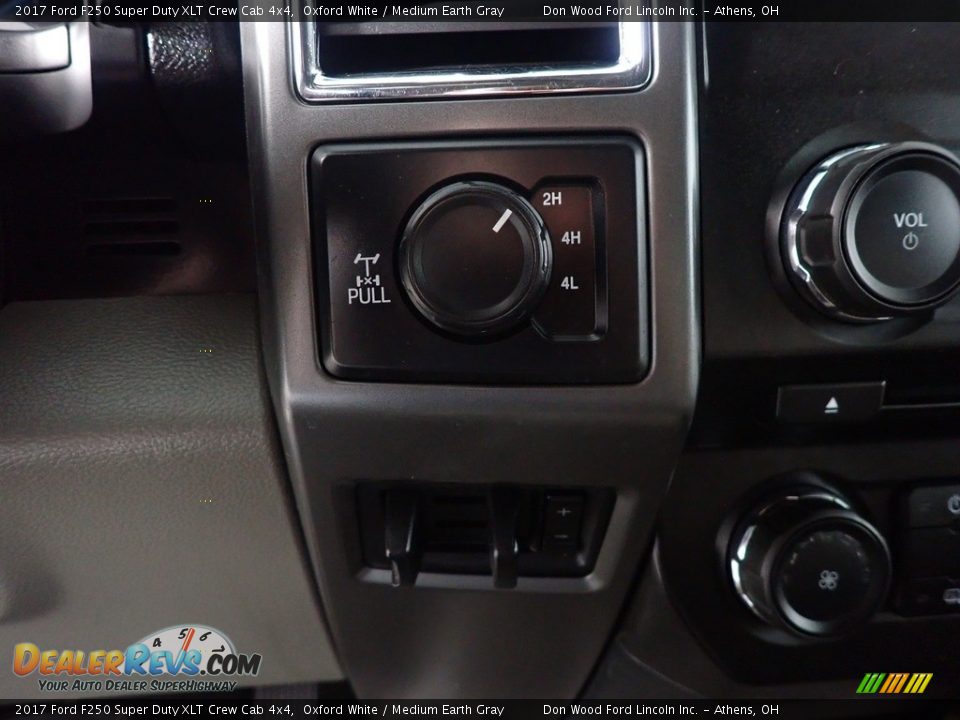 2017 Ford F250 Super Duty XLT Crew Cab 4x4 Oxford White / Medium Earth Gray Photo #27