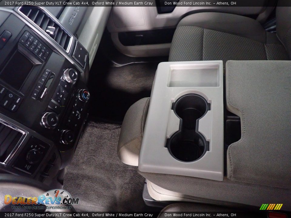 2017 Ford F250 Super Duty XLT Crew Cab 4x4 Oxford White / Medium Earth Gray Photo #28