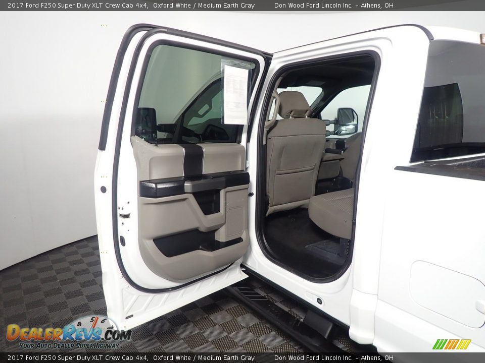 2017 Ford F250 Super Duty XLT Crew Cab 4x4 Oxford White / Medium Earth Gray Photo #30