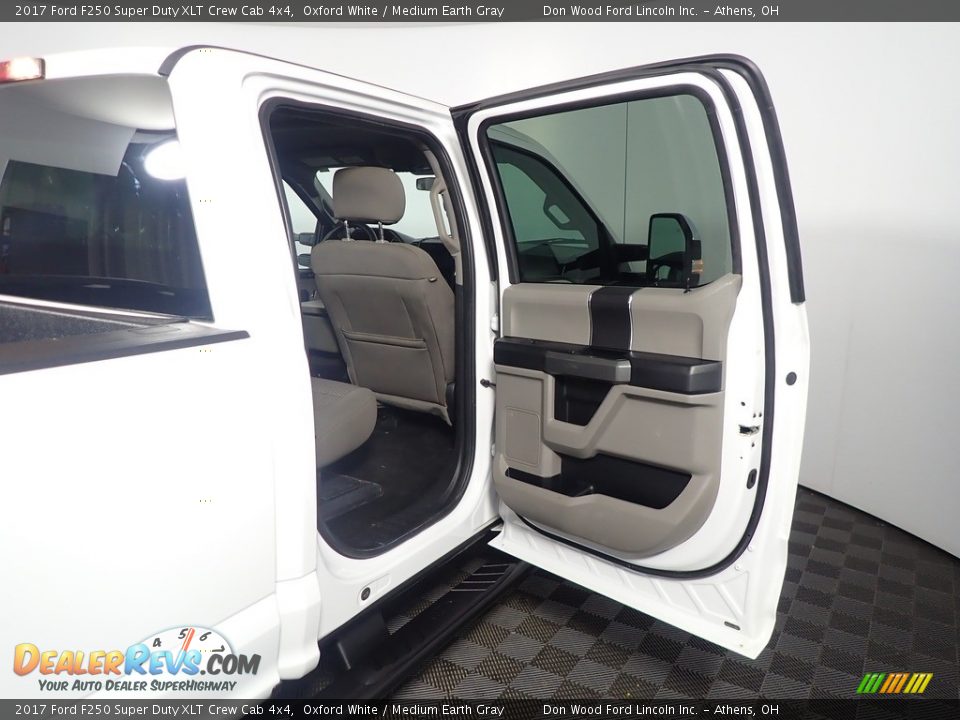 2017 Ford F250 Super Duty XLT Crew Cab 4x4 Oxford White / Medium Earth Gray Photo #32