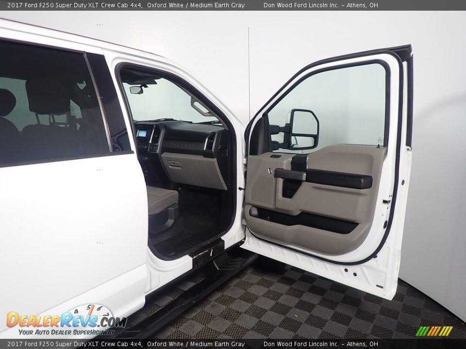 2017 Ford F250 Super Duty XLT Crew Cab 4x4 Oxford White / Medium Earth Gray Photo #34