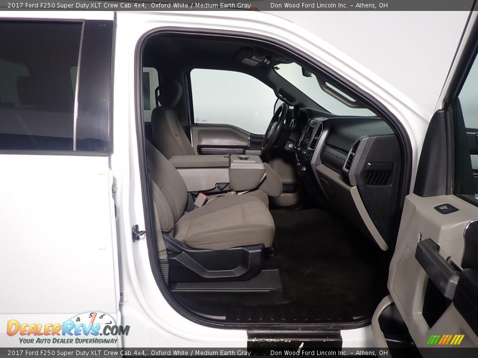 2017 Ford F250 Super Duty XLT Crew Cab 4x4 Oxford White / Medium Earth Gray Photo #35