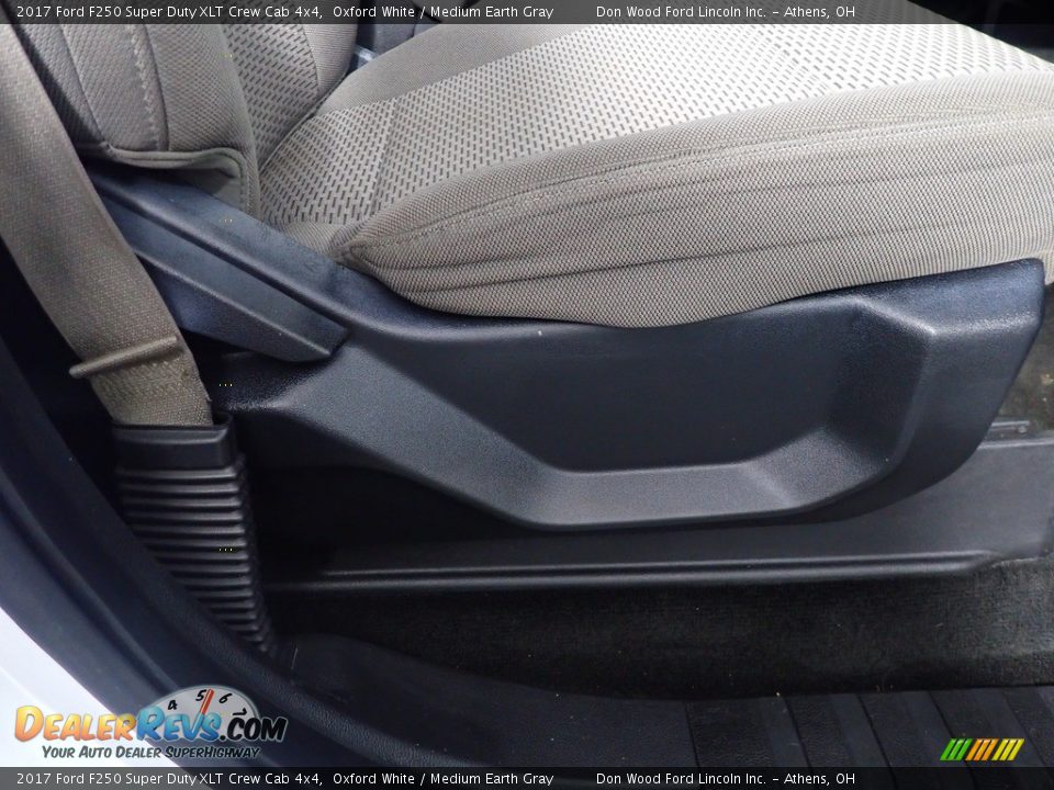 2017 Ford F250 Super Duty XLT Crew Cab 4x4 Oxford White / Medium Earth Gray Photo #36