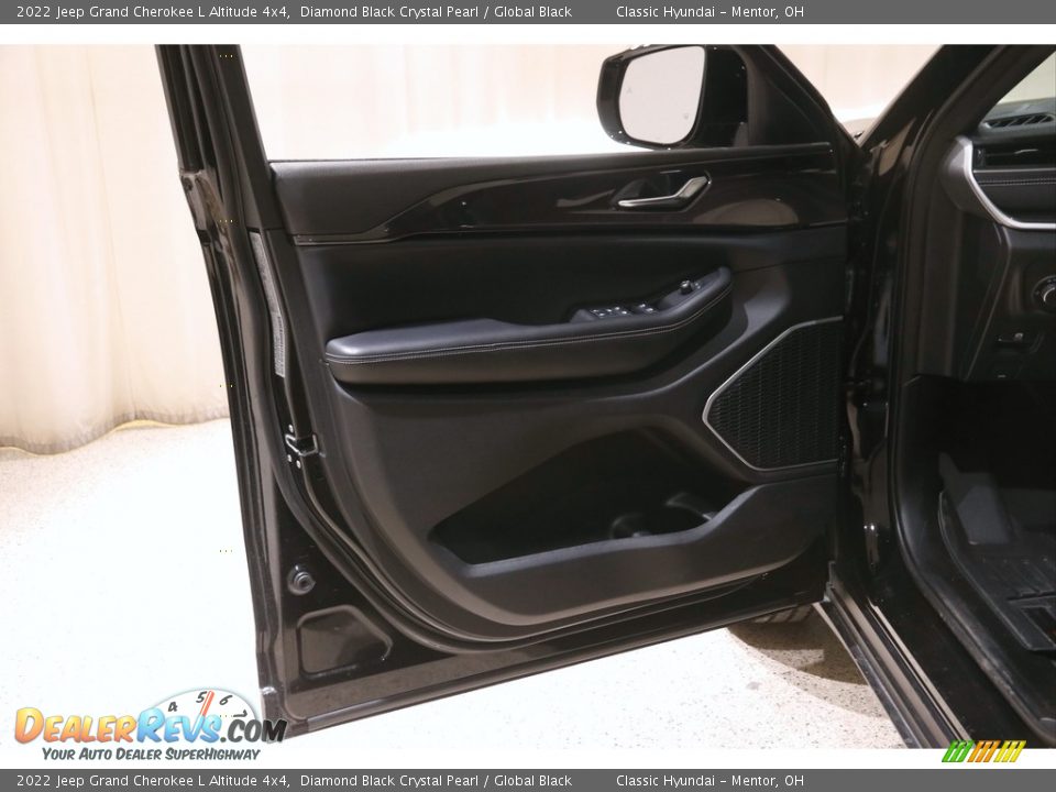 2022 Jeep Grand Cherokee L Altitude 4x4 Diamond Black Crystal Pearl / Global Black Photo #4