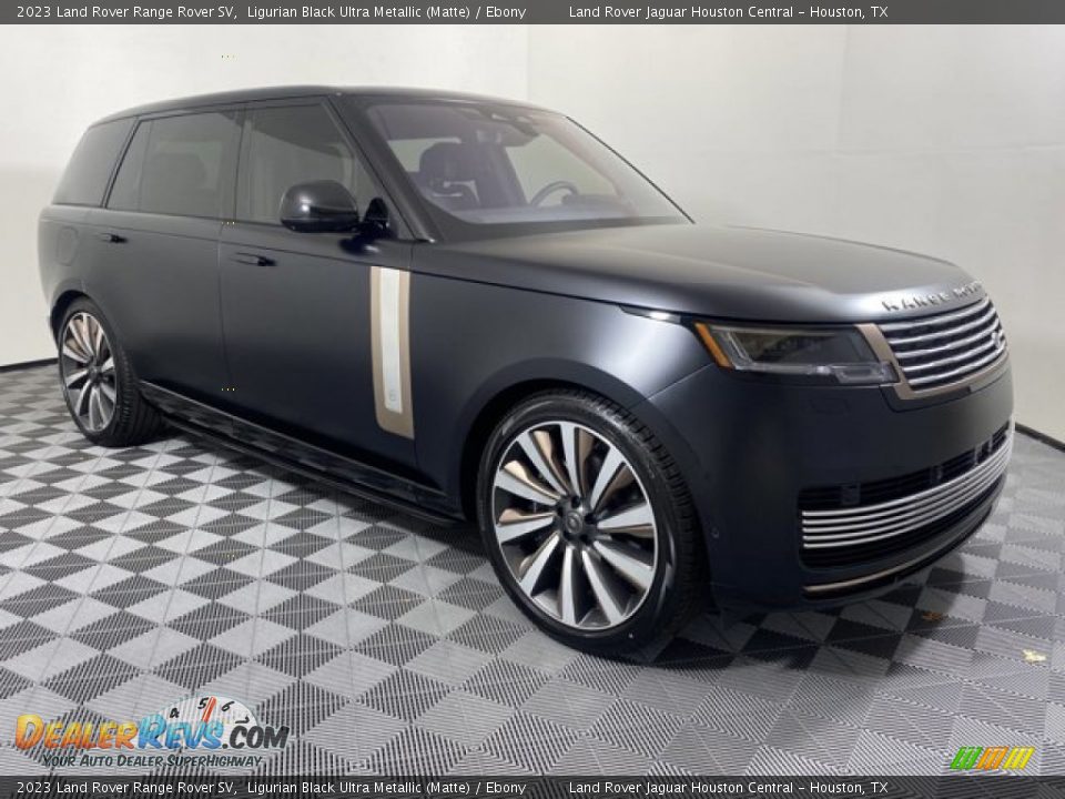 Front 3/4 View of 2023 Land Rover Range Rover SV Photo #12