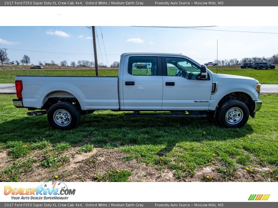 2017 Ford F350 Super Duty XL Crew Cab 4x4 Oxford White / Medium Earth Gray Photo #2