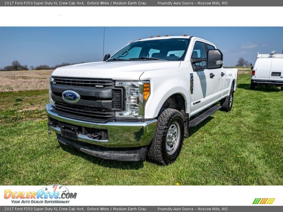 2017 Ford F350 Super Duty XL Crew Cab 4x4 Oxford White / Medium Earth Gray Photo #6