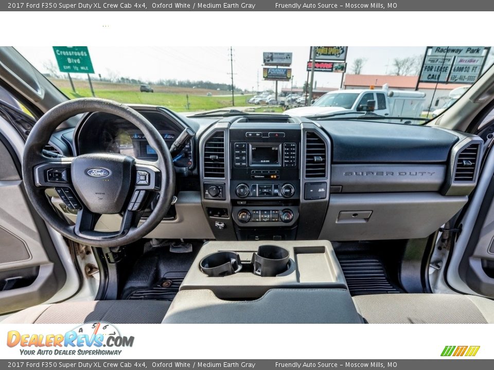 2017 Ford F350 Super Duty XL Crew Cab 4x4 Oxford White / Medium Earth Gray Photo #9