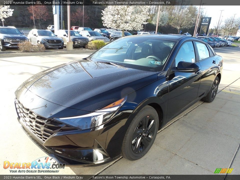 Front 3/4 View of 2023 Hyundai Elantra SEL Photo #6
