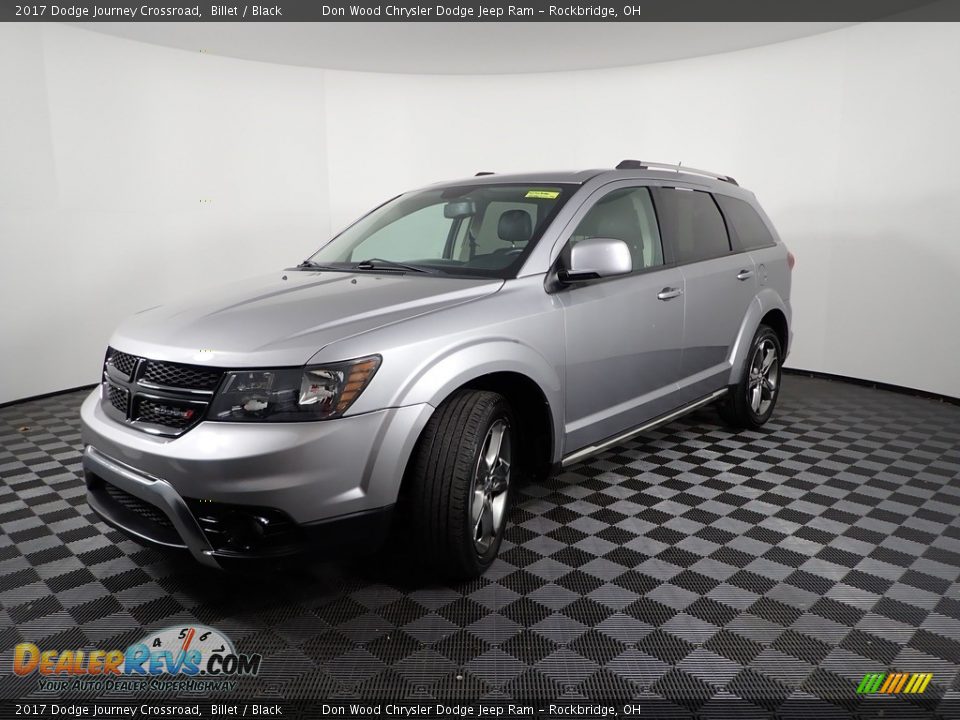 Front 3/4 View of 2017 Dodge Journey Crossroad Photo #6