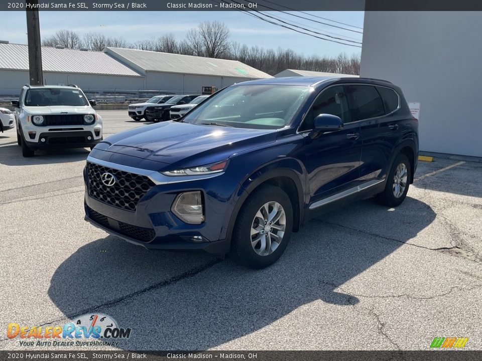 Front 3/4 View of 2020 Hyundai Santa Fe SEL Photo #7