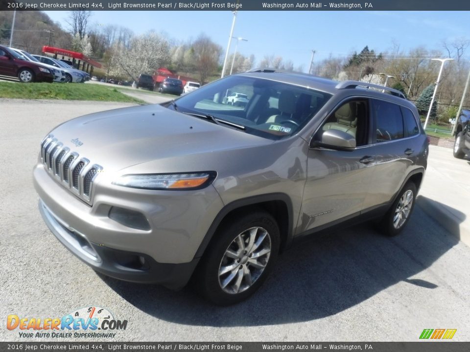 Front 3/4 View of 2016 Jeep Cherokee Limited 4x4 Photo #13
