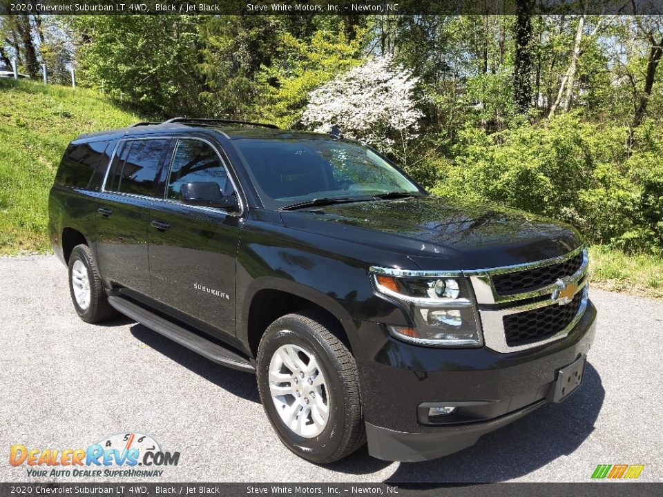 Front 3/4 View of 2020 Chevrolet Suburban LT 4WD Photo #5