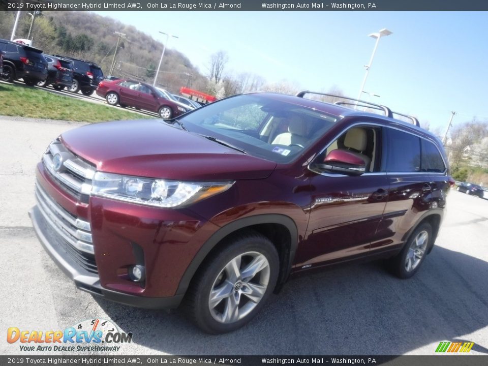 Front 3/4 View of 2019 Toyota Highlander Hybrid Limited AWD Photo #13