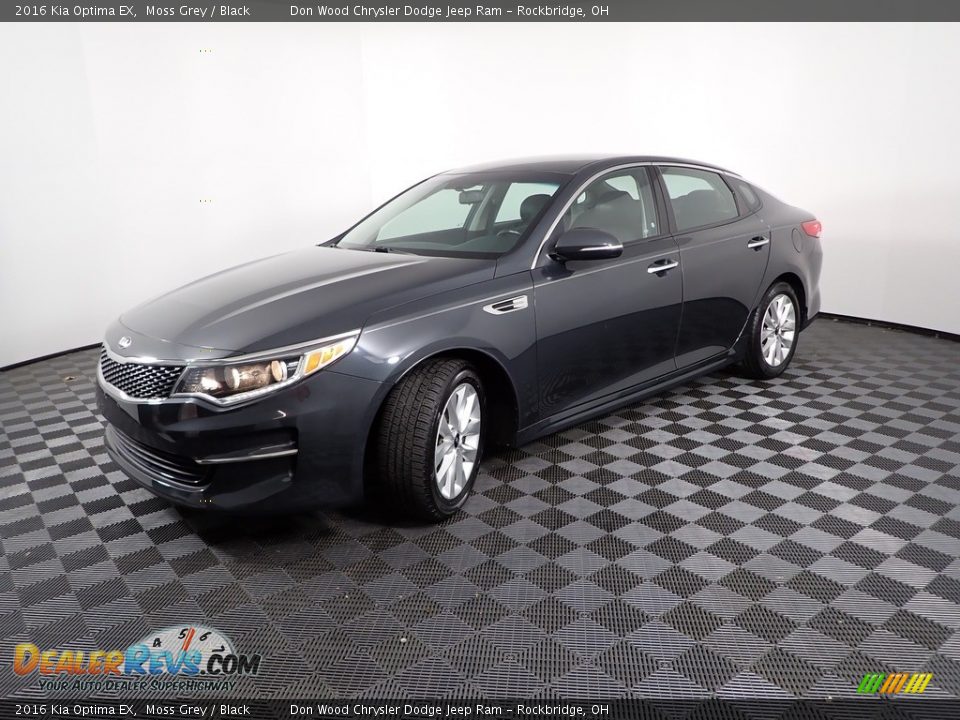 Front 3/4 View of 2016 Kia Optima EX Photo #4